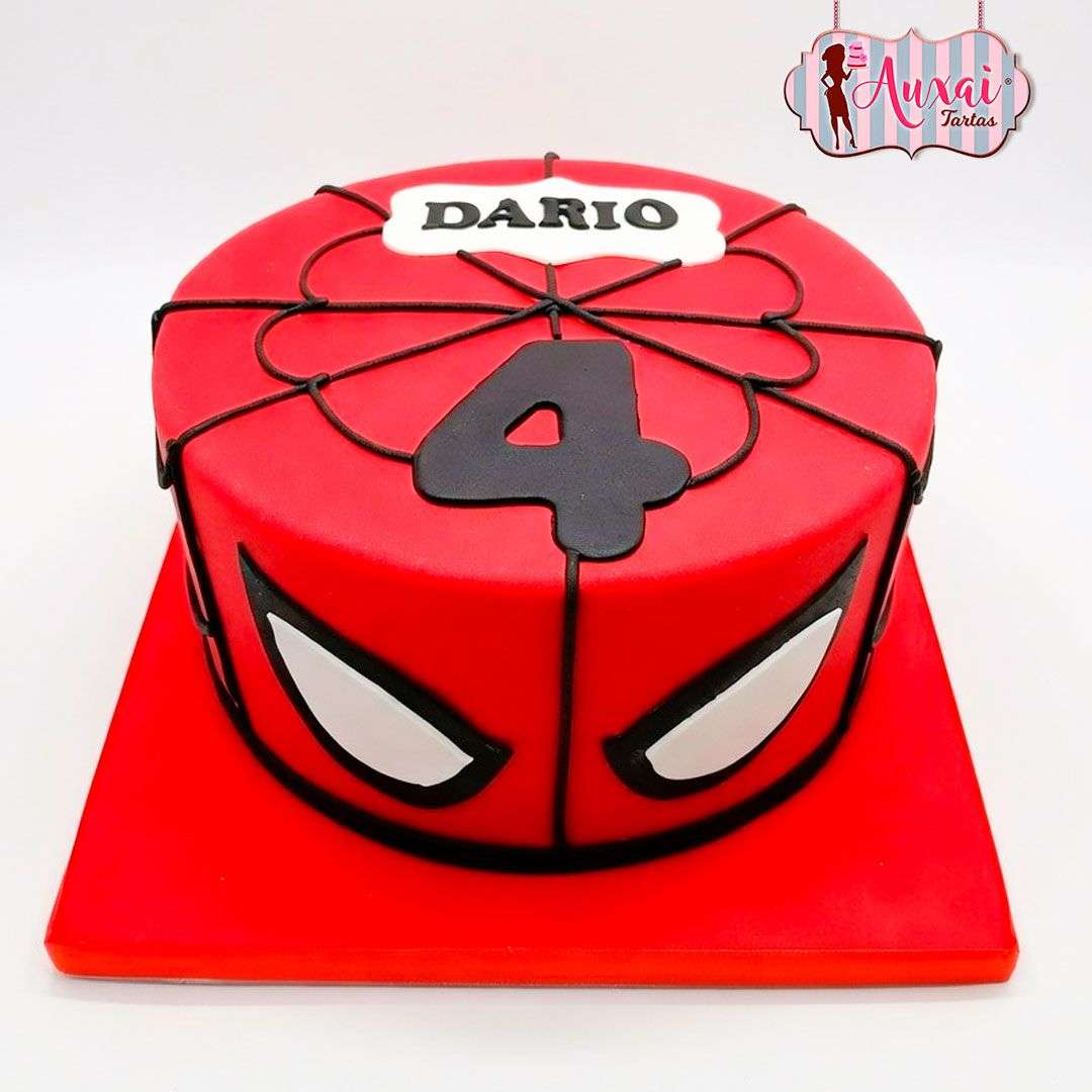 Tarta de superheroes personalizada madrid de Spiderman en fondant rojo para el cumpleaños de Dario.