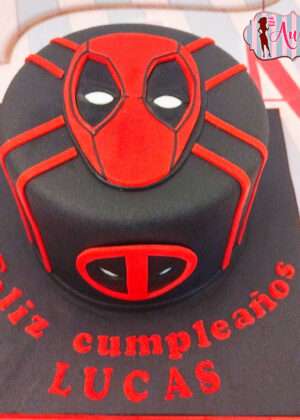 Tarta super heroes deadpool de fondant negro y rojo con personalización de cumpleaños en Madrid.