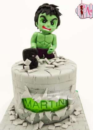 Tarta de hulk para cumpleaños madrid modelada en fondant gris con efecto pared agrietada y nombre personalizado