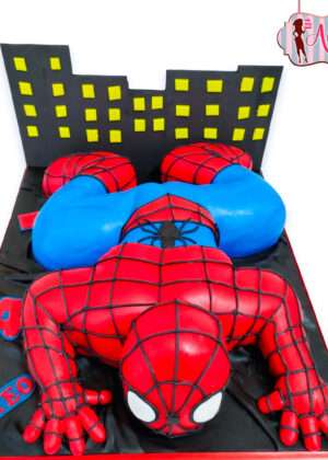 Tarta infantil de Spiderman esculpida en 3D sobre tejado de ciudad para cumpleaños en Madrid
