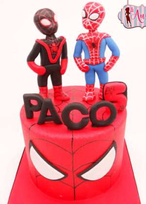 Tarta super heroes spiderman rojo y negro de fondant con figuras modeladas a mano de Spiderman y Miles Morales para cumpleaños en Madrid.