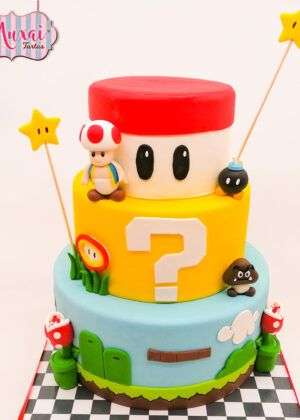 Tarta Super Mario sencilla de tres pisos en fondant elaborada artesanalmente en Madrid