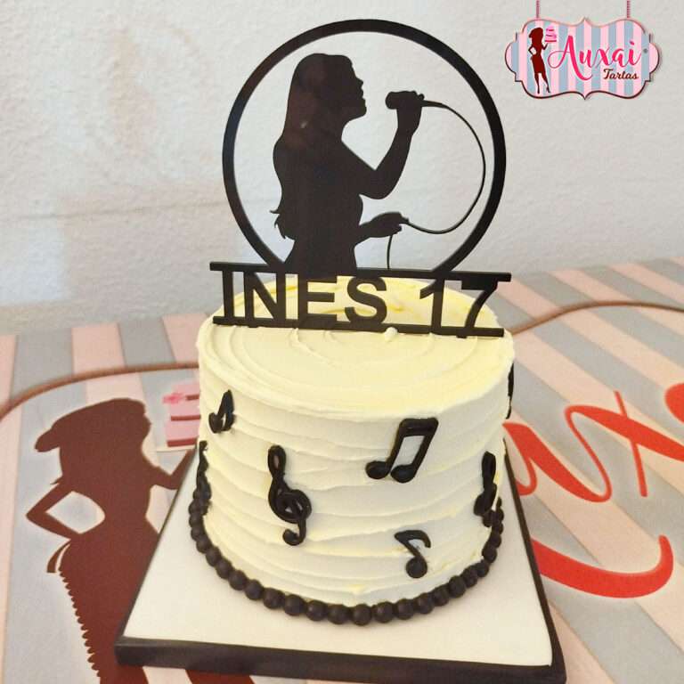 Tarta para cantante con topper personalizado