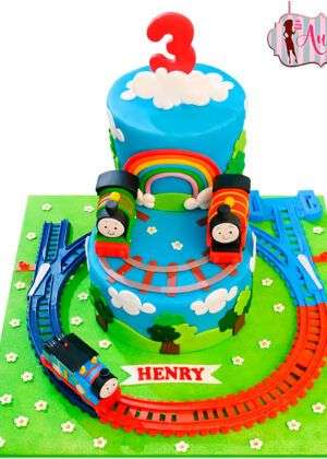 Tarta de cumpleaños interactiva de Thomas el Tren con vías en movimiento y detalles de fondant en Madrid.