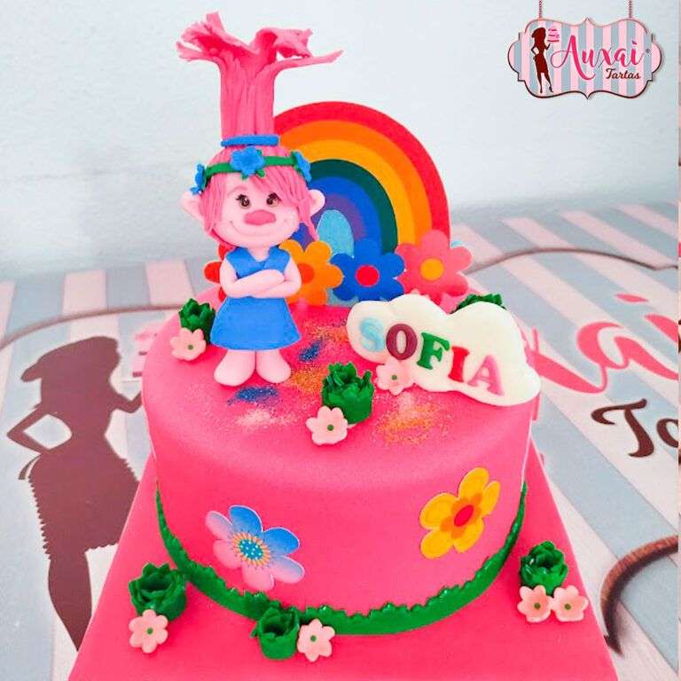 Tarta Infantil de Diseño Trolls Poppy con Arcoíris