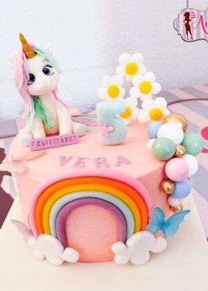 Tarta unicornio con flores y arcoíris