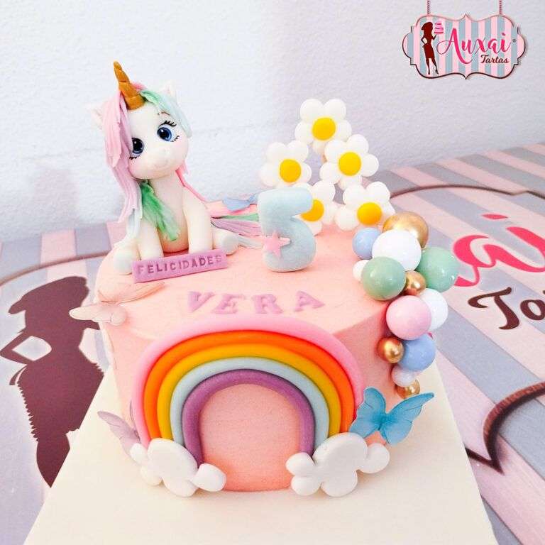 Tarta unicornio con flores y arcoíris