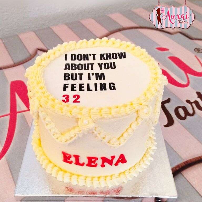 Tarta vintage con texto en papel de azúcar
