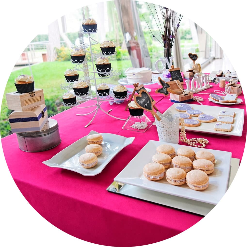 Mesa dulce con productos de pastelería personalizada de Auxai en Madrid